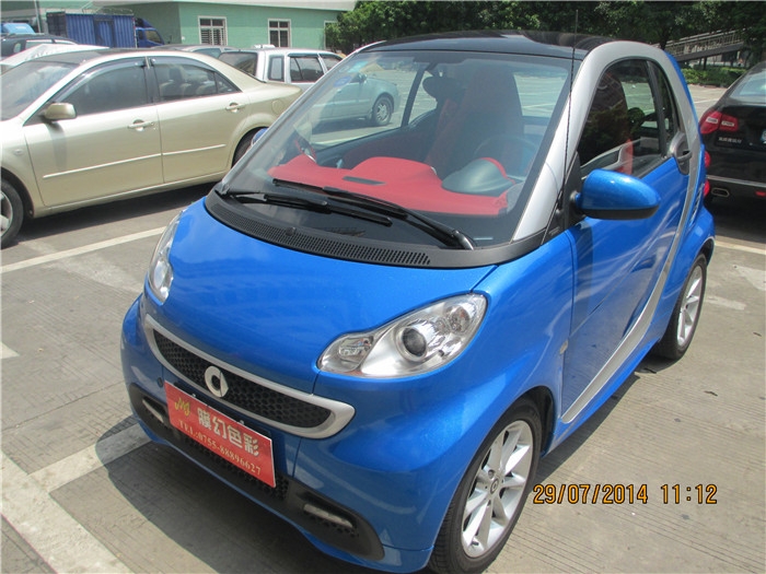 奔馳smart變身藍(lán)精靈