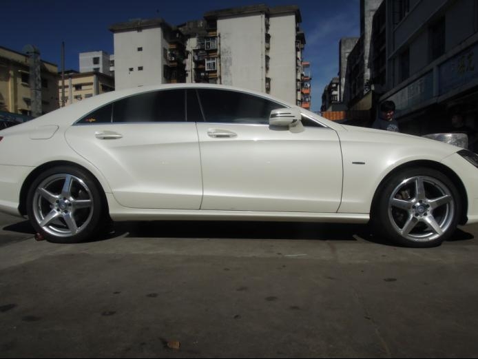 奔馳CLS，裝19寸、AMG
