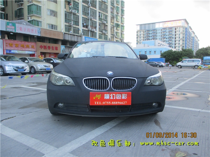 寶馬五系改色貼膜車身貼膜深圳膜幻色彩專業(yè)汽車改色貼膜出品