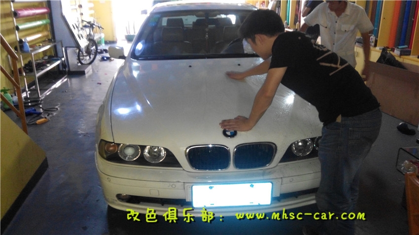 寶馬五系貼膜改顏色深圳汽車改色貼膜哪里好