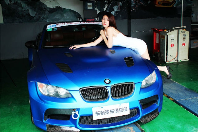 【車鎮(zhèn)改裝】白色寶馬M3全身貼膜 美女難抵冰藍色的誘惑