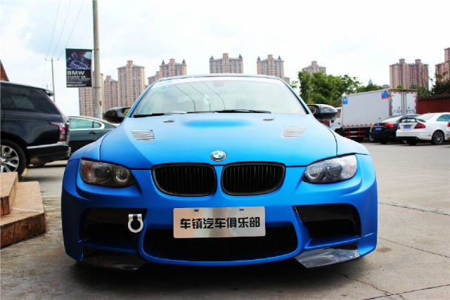 【車鎮(zhèn)改裝】白色寶馬M3全身貼膜 美女難抵冰藍色的誘惑