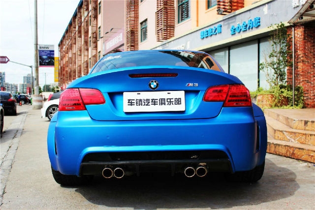 【車鎮(zhèn)改裝】白色寶馬M3全身貼膜 美女難抵冰藍色的誘惑