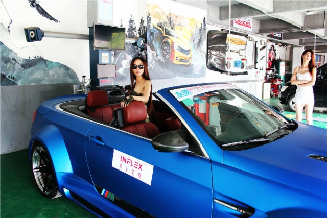 【車鎮(zhèn)改裝】白色寶馬M3全身貼膜 美女難抵冰藍色的誘惑