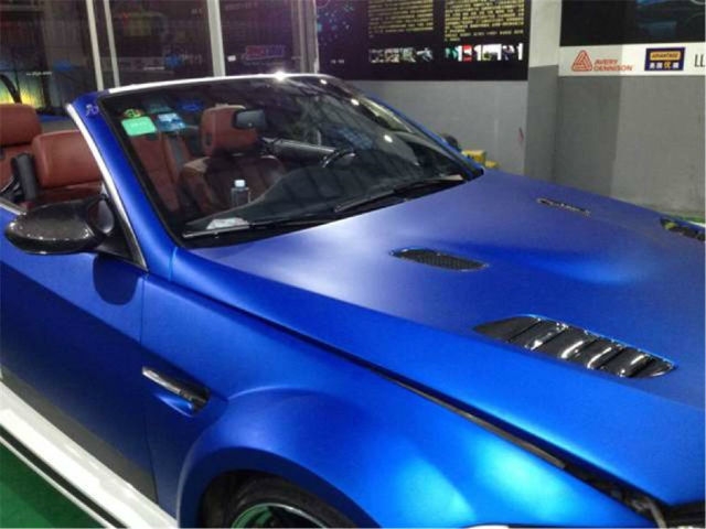 【車鎮(zhèn)改裝】白色寶馬M3全身貼膜 美女難抵冰藍色的誘惑