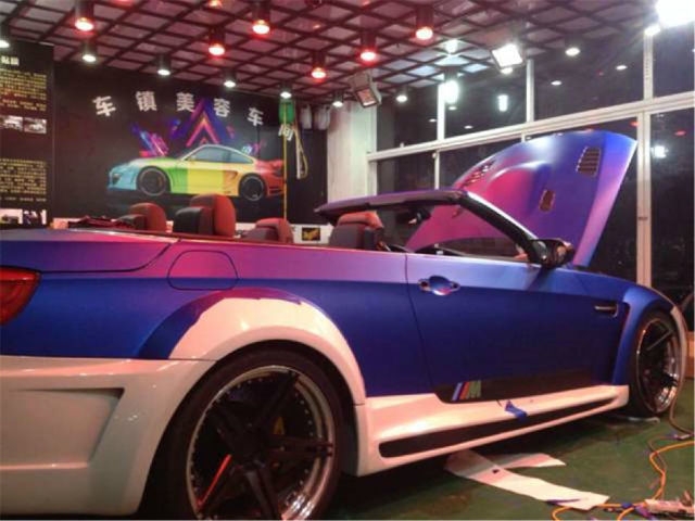 【車鎮(zhèn)改裝】白色寶馬M3全身貼膜 美女難抵冰藍色的誘惑