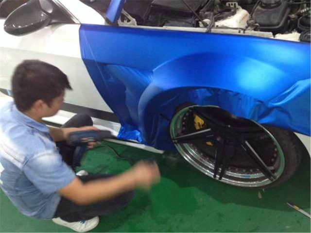 【車鎮(zhèn)改裝】白色寶馬M3全身貼膜 美女難抵冰藍色的誘惑