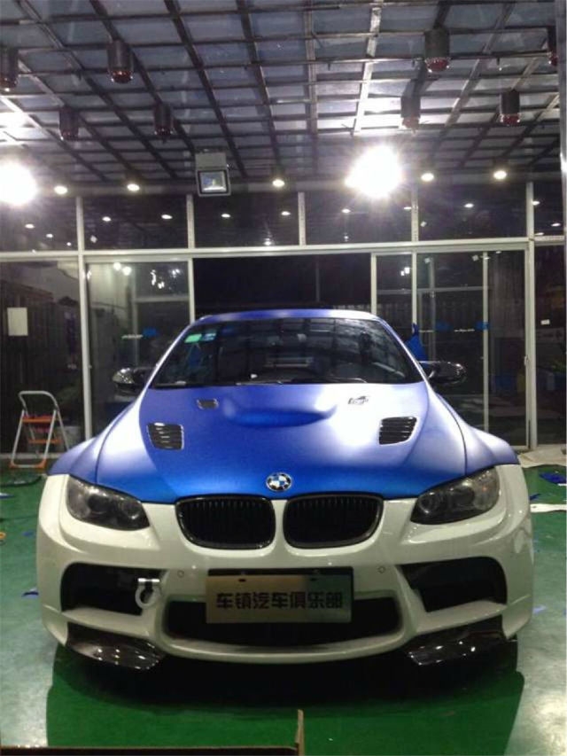 【車鎮(zhèn)改裝】白色寶馬M3全身貼膜 美女難抵冰藍色的誘惑