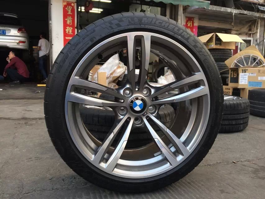 又到一套寶馬M4、原裝鍛造，19寸