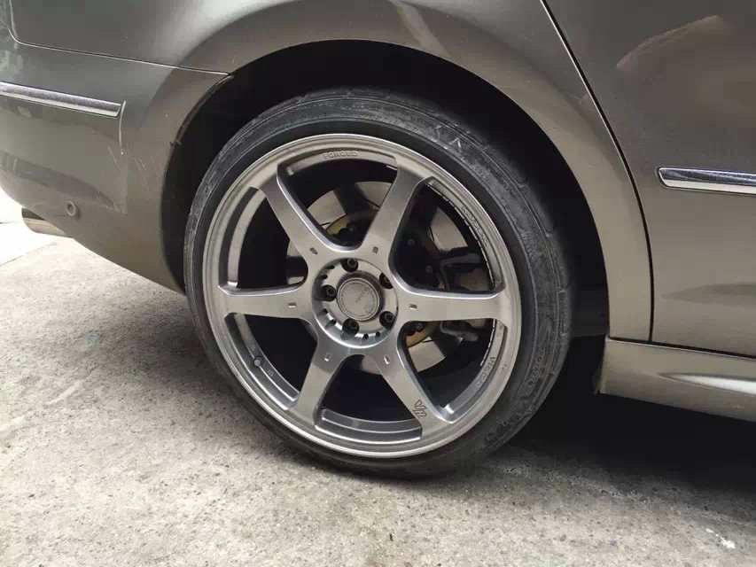 感謝車主發(fā)來裝車圖:CC、裝RAYS G2,19寸。