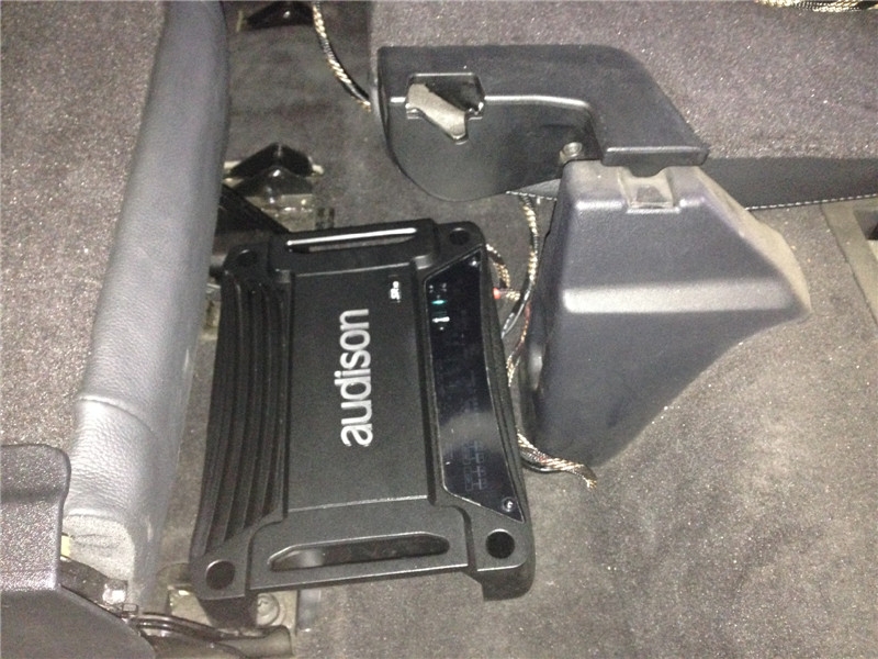 完美音質(zhì) 路虎發(fā)現(xiàn)4升級(jí)歐迪臣&赫茲音響完美演繹盡在上尚音響