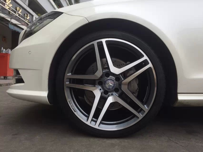 奔馳，裝 S65、20寸。