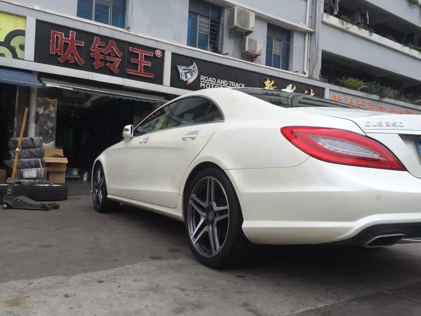 奔馳，裝 S65、20寸。