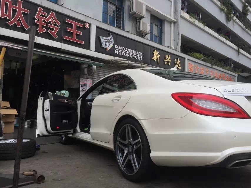 奔馳，裝 S65、20寸。