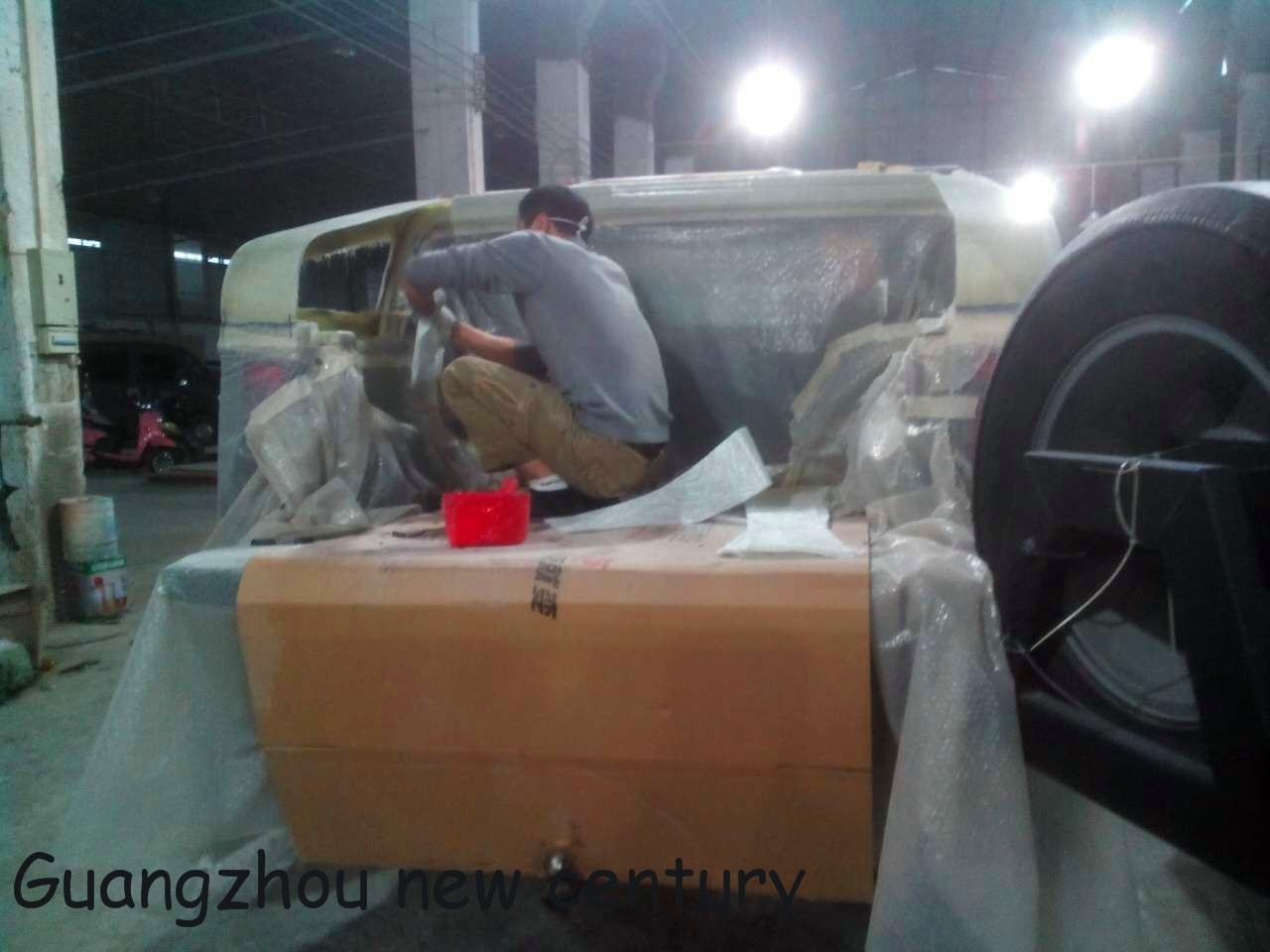 悍馬H2改裝尾箱蓋安裝后備箱蓋子升級機(jī)蓋龍眼LED燈