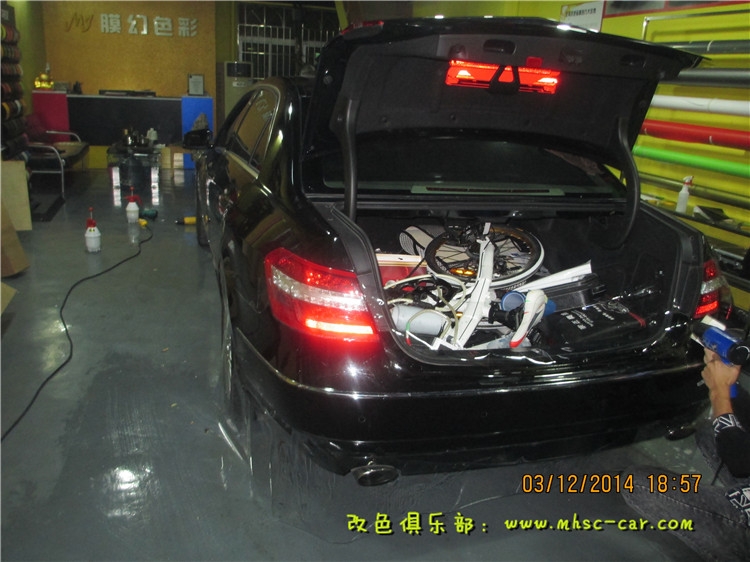 奔馳E級施工透明保護膜 隱形車衣 比犀牛皮強大的保護效果