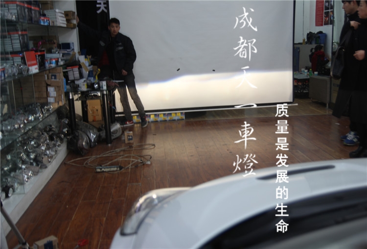 成都現(xiàn)代飛思車燈改裝Q5海拉雙光透鏡歐司朗氙氣燈惡魔眼日行燈