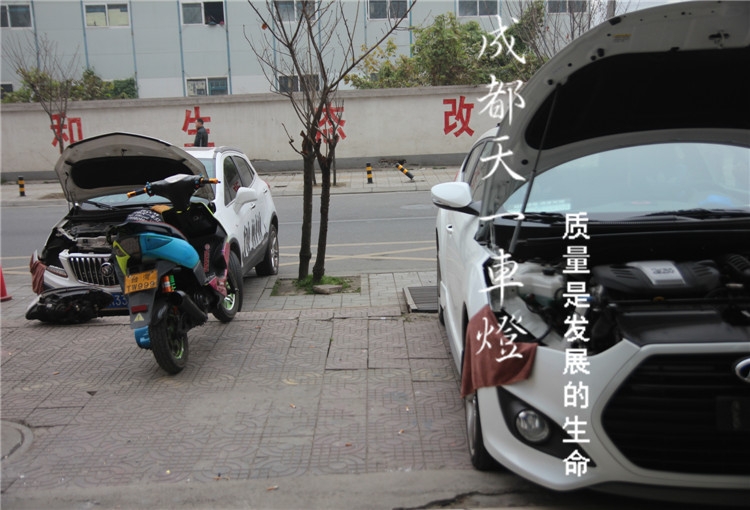 成都現(xiàn)代飛思車燈改裝Q5海拉雙光透鏡歐司朗氙氣燈惡魔眼日行燈