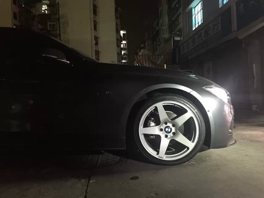 鍛榮社，19寸，裝寶馬．昨晚半夜裝車，確實(shí)很冷。[威武][威武][威武]！