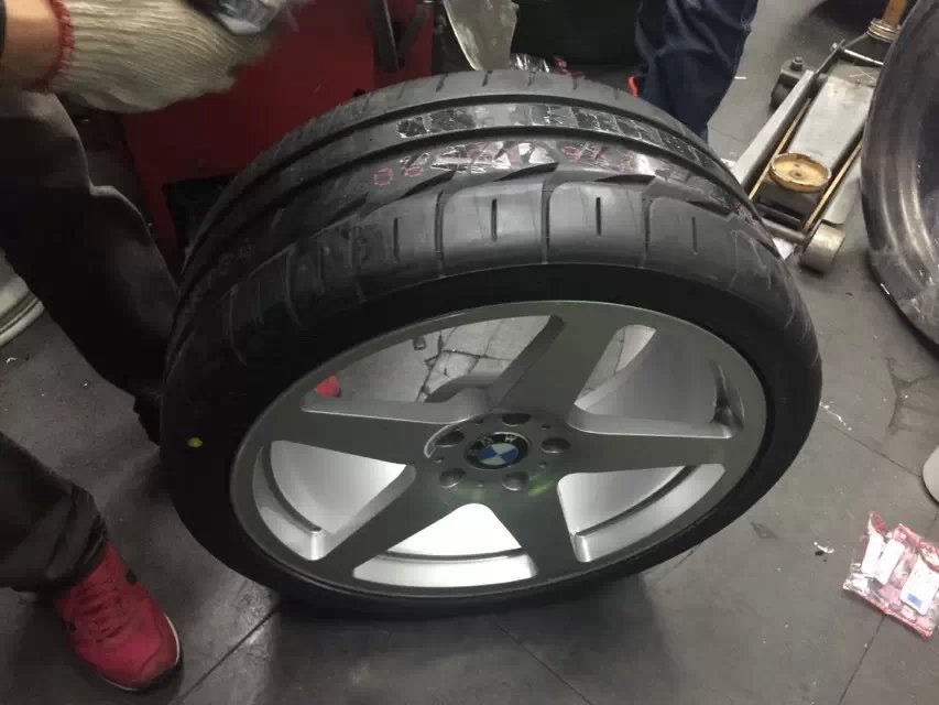 鍛榮社，19寸，裝寶馬．昨晚半夜裝車，確實(shí)很冷。[威武][威武][威武]！