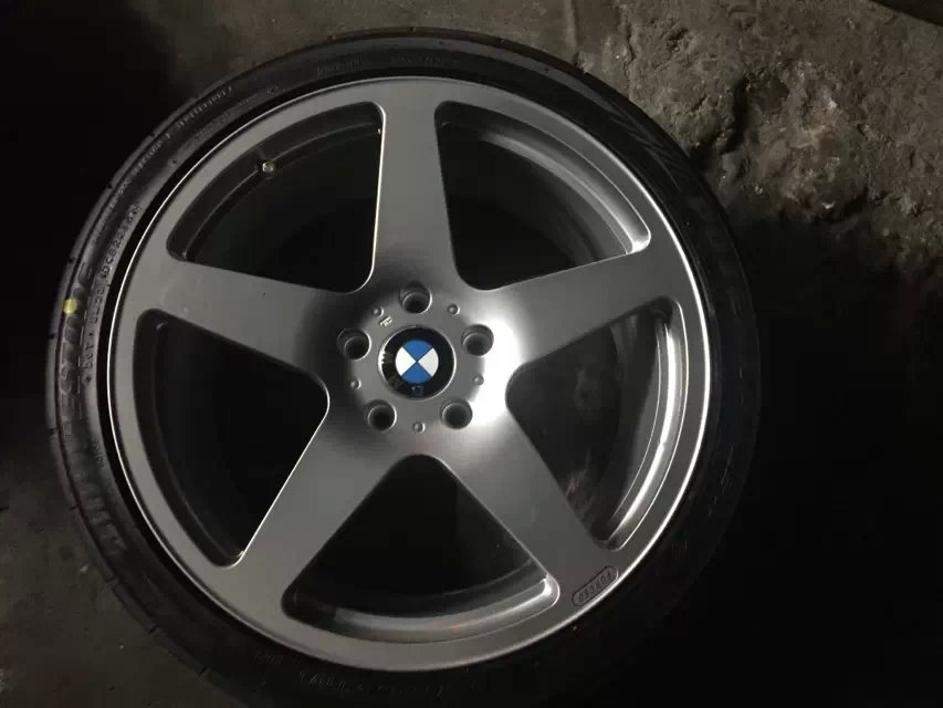鍛榮社，19寸，裝寶馬．昨晚半夜裝車，確實(shí)很冷。[威武][威武][威武]！