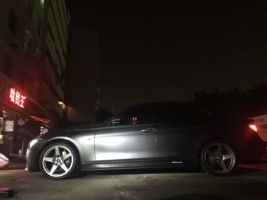 鍛榮社，19寸，裝寶馬．昨晚半夜裝車，確實(shí)很冷。[威武][威武][威武]！