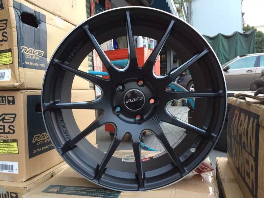 兄弟們辛苦，昨晚半夜裝車：奔馳，裝全新G12、19寸。