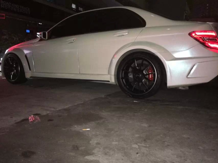 兄弟們辛苦，昨晚半夜裝車：奔馳，裝全新G12、19寸。