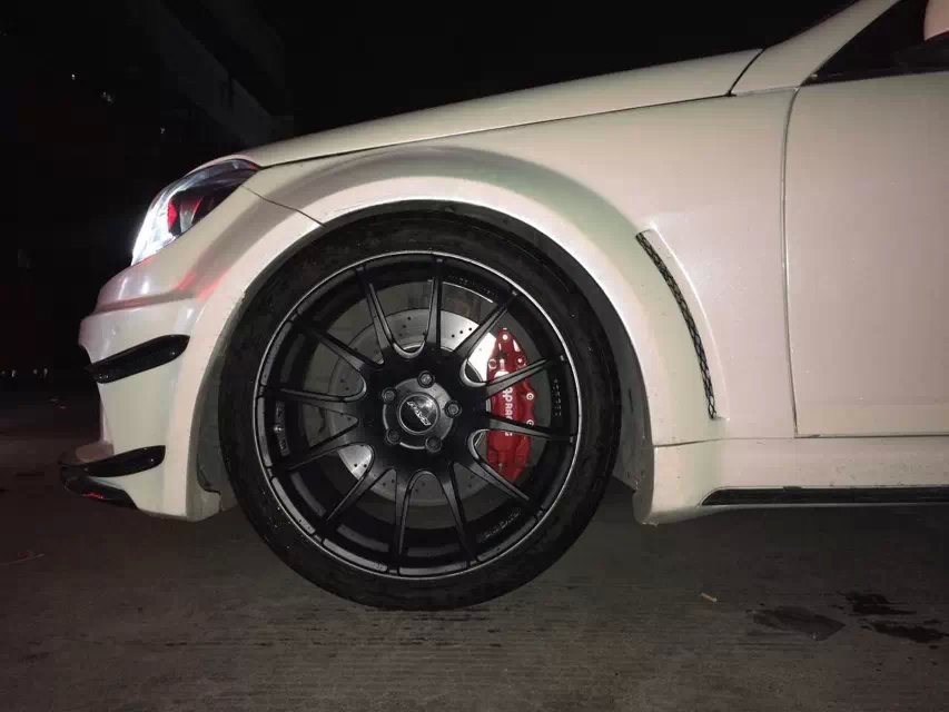 兄弟們辛苦，昨晚半夜裝車：奔馳，裝全新G12、19寸。