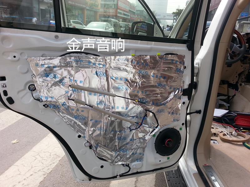 鄭州酷路澤改裝德國彩虹汽車音響---金聲汽車音響
