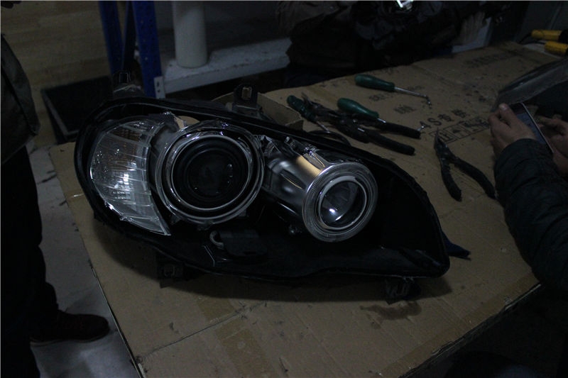 宝马X5改灯升级原厂博世双光透镜配飞利浦XV氙灯大灯翻新贝雷帽德系升级
