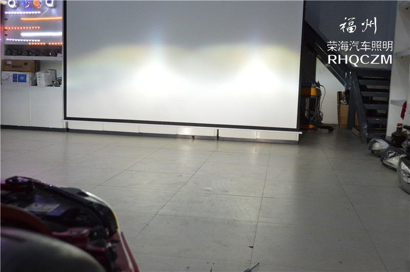 奧迪R8車燈改裝，福州改透鏡，福州榮海照明專業(yè)的車燈改裝店