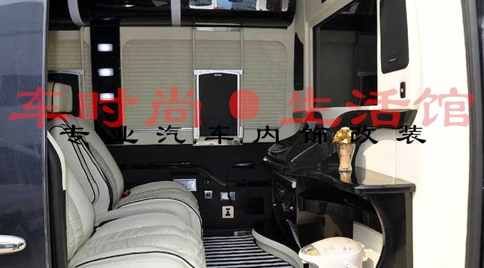 鄭州車時(shí)尚生活館奔馳白色系列內(nèi)飾改裝