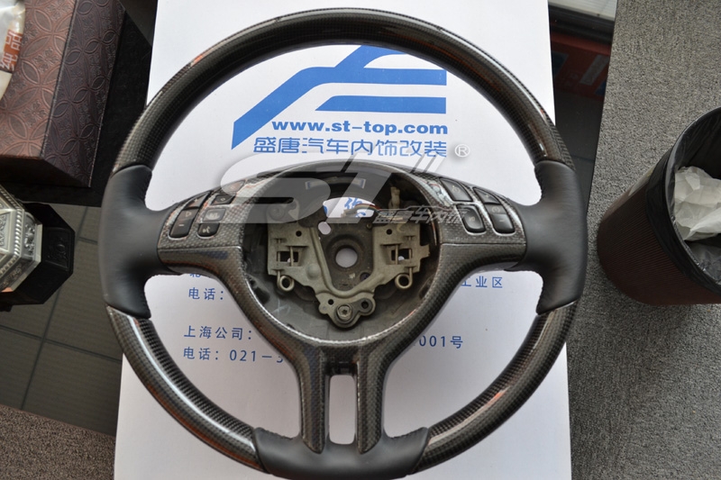 方向盤改裝,寶馬方向盤黑色碳纖維制作，汽車內(nèi)飾件碳纖維制作