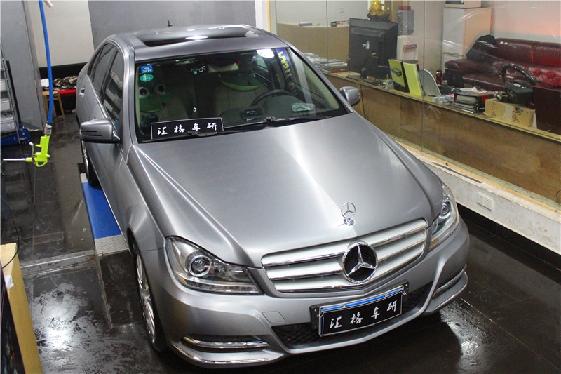 進(jìn)口拉絲改色膜 長沙奔馳C200貼全車進(jìn)口拉絲改色膜 美國拉絲膜
