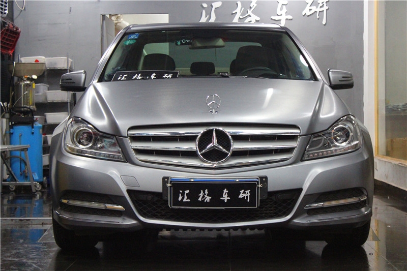 進(jìn)口拉絲改色膜 長沙奔馳C200貼全車進(jìn)口拉絲改色膜 美國拉絲膜