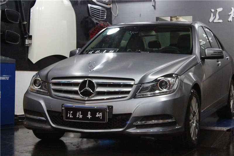 進(jìn)口拉絲改色膜 長沙奔馳C200貼全車進(jìn)口拉絲改色膜 美國拉絲膜