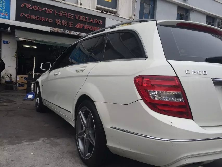 奔馳，新C AMG，18寸裝車。猶豫的再等幾個(gè)月嘍！