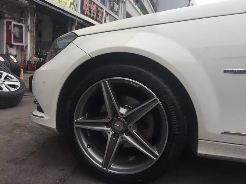奔馳，新C AMG，18寸裝車。猶豫的再等幾個(gè)月嘍！
