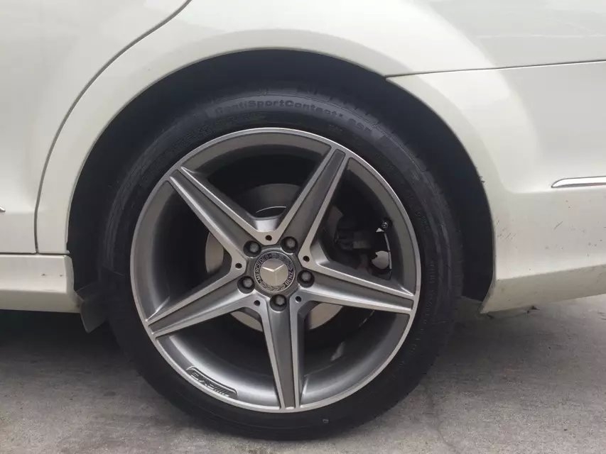 奔馳，新C AMG，18寸裝車。猶豫的再等幾個(gè)月嘍！