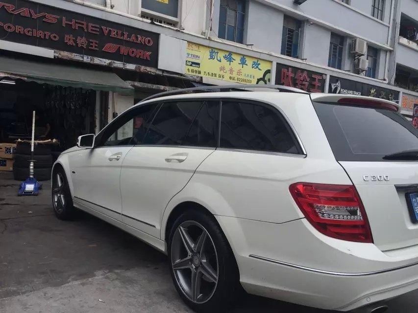 奔馳，新C AMG，18寸裝車。猶豫的再等幾個(gè)月嘍！
