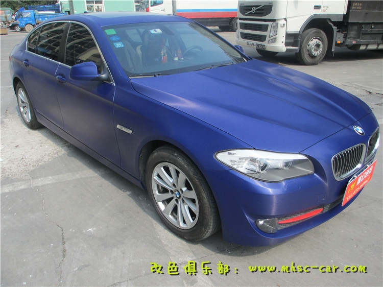 深圳汽車改顏色 車身改色貼膜 深圳汽車改色膜 寶馬五系全車貼膜改色3M拉絲藍(lán)