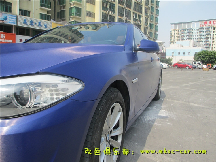 深圳汽車改顏色 車身改色貼膜 深圳汽車改色膜 寶馬五系全車貼膜改色3M拉絲藍(lán)