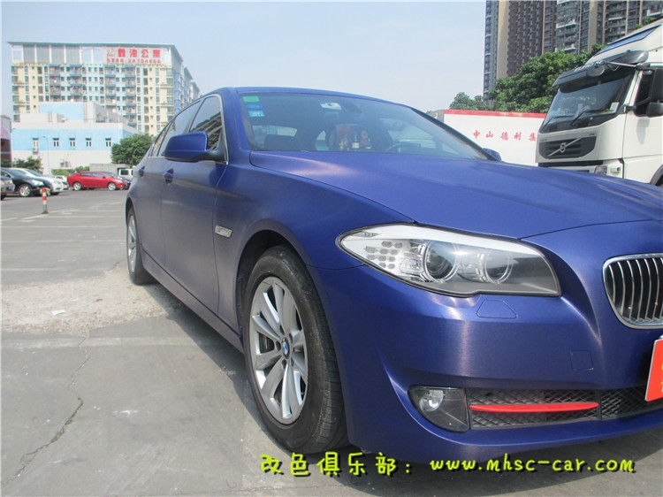 深圳汽車改顏色 車身改色貼膜 深圳汽車改色膜 寶馬五系全車貼膜改色3M拉絲藍(lán)