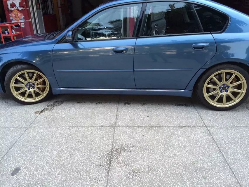 謝謝老板，發(fā)來裝車圖：斯巴魯，裝18寸、prodrive。