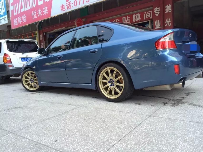 謝謝老板，發(fā)來裝車圖：斯巴魯，裝18寸、prodrive。