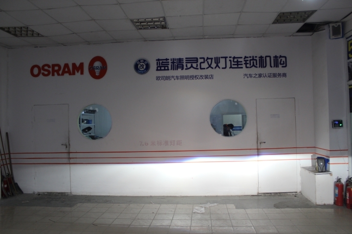合肥藍(lán)精靈實(shí)體店雪佛蘭創(chuàng)酷改燈歐司朗5000KCBI氙燈HID大燈