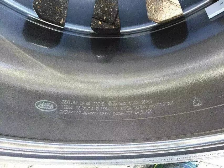 路虎：新車拆下 22寸 鈴胎一套。