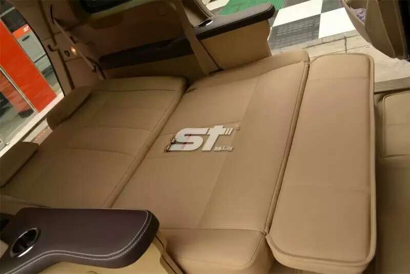 奔驰GL550改装后排电动沙发床，改装后的后排座椅非常宽敞，躺卧均可，