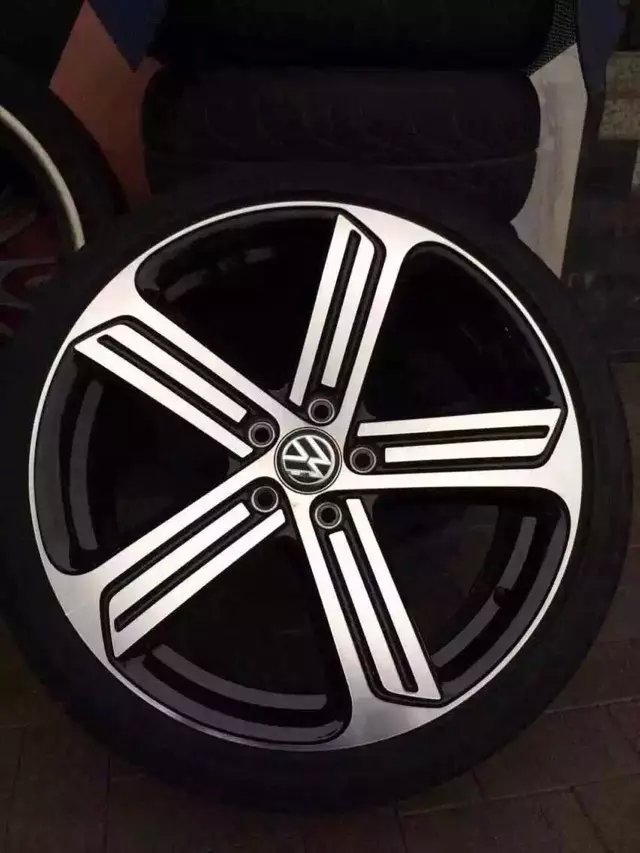 新車拆下：高爾夫七代R 19寸鈴胎一套